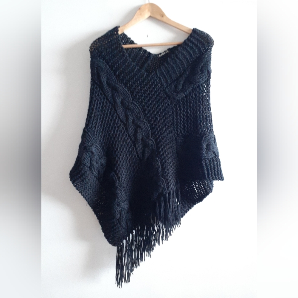 Woolly Cable-knit Poncho Shawl with fringe - Picture 9 of 11